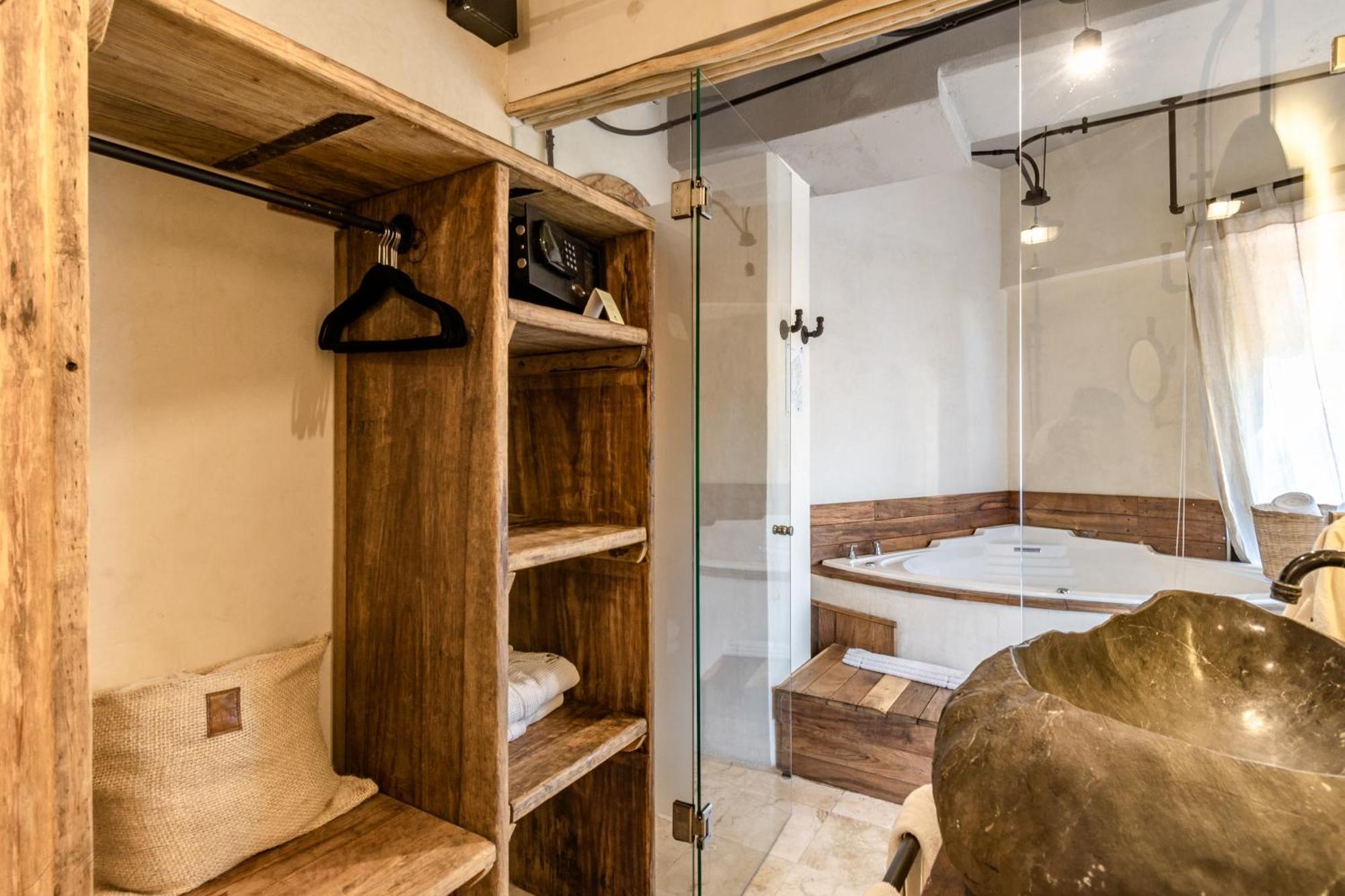 Deluxe Suite mit Whirlpool-Badewanne